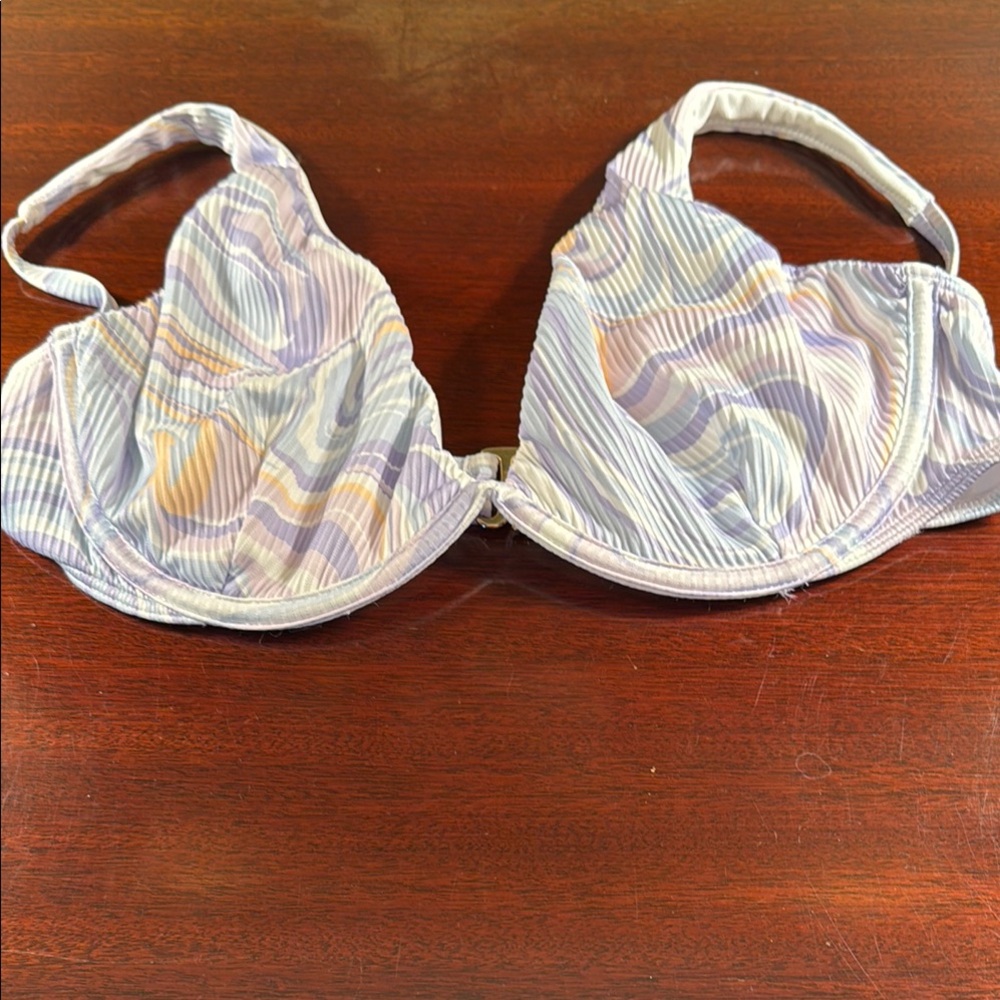 Hollister Swirl Pattern Bikini Top. New with Tags. Size L.
